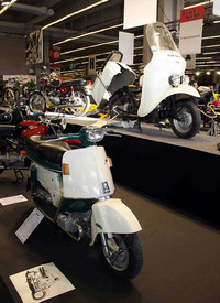 特別展示のひとつ「2気筒バイクの歴史」。1962年「ホンダ・ジュノオ」（手前）の姿も。