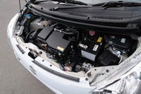 アイドリングストップ機構を備える、改良型R06型ユニット。ピストンやクランクシャフトなど構成パーツの摩擦抵抗を減らしながら、良好なレスポンスを実現したという。最高出力52psは「アルト」より2ps控えめながら、最大トルクは6.4kgmで変わらない。