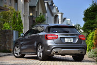 2014年5月に日本上陸を果たした「メルセデス・ベンツGLAクラス」は、同ブランドの中で最もコンパクトなSUVモデル。プラットフォームは、「Aクラス」や「Bクラス」「CLAクラス」と同じものが用いられる。
    