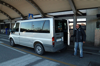 アンドレアさんが空港まで「フォード・トランジット」で迎えにきてくれたところ。