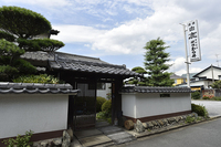 「手打そば 禅味 あら井」の店構え。庭が立派な古い民家は昭和の匂いが漂う。