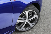 足元の仕様は、ツートンカラーの18インチアルミホイールと225/40ZR18サイズのタイヤの組み合わせとなる。