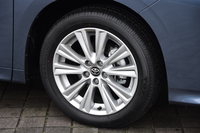 ガソリンエンジン車のエアロパーツ装着車に備わる、18インチアルミホイール。他のグレードは16インチ、または17インチのホイールが組み合わされる。
    