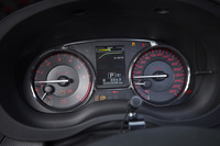 赤い目盛りが特徴的なメーター。中央のディスプレイには、走行モード切り替え機構「SIドライブ」の状態や、前走者追従機能付きクルーズコントロールの作動状況などが表示される。