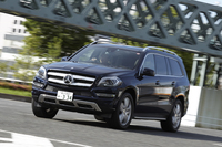 ドライブトレインについては基本的に「GL550 4MATIC」と共通。トランスミッションにはトルコン式7段AT、駆動システムにはエンジントルクを前：後＝50：50の比率で配分するフルタイム4WDを採用している。