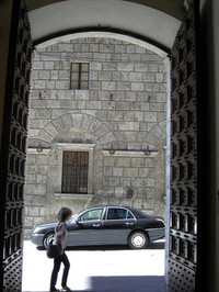 国立シエナ大学の前であるじを待つ「ランチア・テージス」。