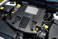 日本市場初投入の2.5リッターターボエンジン。カバーの意匠も前ページにある2リッターターボと（微妙に）異なる。