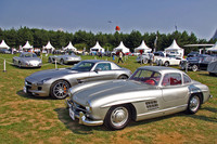 手前にオリジナルの元祖ガルウィングドアを持つ「メルセデス・ベンツ300SL」と「SLS AMG」、奥にもう1台の「300SL」と「SLRスターリング・モス」が並べられた「メルセデス・ベンツ300SL ガルウィング・セレブレーション」。