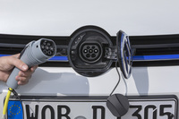 充電用ソケットはノーズのエンブレム下に隠れている。