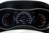 今回のマイナーチェンジではメーターも一新。中央部は7インチディスプレイとなっており、速度計の内側には4WDシステムやクルーズコントロールの作動状況、燃費など、さまざまな情報を表示できる。
    