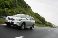 フロントフェイスには新世代レクサスの象徴「スピンドルグリル」を採用。ヘッドランプもL字型のLEDランプを持つ新デザインに改められた。