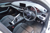 インテリアの様子。日本仕様は、すべて右ハンドルとなる。