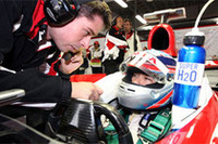 スーパーアグリは満身創痍。佐藤琢磨（写真）は、悪天候に加え、スタートでの前車との接触、タイヤのオーバーヒートなどと格闘し15位でゴール。アンソニー・デイヴィッドソンはスロットルセンサーのトラブルでリタイアをきっした。（写真＝Honda）