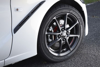 ノーマルと同等の剛性を確保しながら軽量化を実現した、ステルスブラックのオリジナルアルミホイール。その内側には、ドリルドタイプのディスクローターがおさまる。