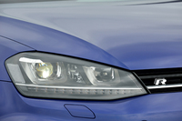 ラジエーターグリルに「R」のロゴ。「U」形に光るLEDポジションランプを内蔵したバイキセノンヘッドライトが標準で備わる。