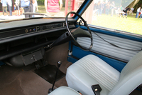 サイドウィンドウは上下の巻き上げではなく、前後スライド式が採用されている。ドアハンドルは「1本のひも」という潔さ。