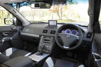 「XC90」のインテリア。写真のスポーツステアリングホイールやアルミニウムベゼル付きメーターパネルは「R-DESIGNパッケージ」の専用品。