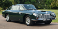ひとめぼれして購入したという「アストン・マーティンDB6 Mk1」の同型車。これと同じブリティッシュグリーンの、1967年式ヴァンテージだった。
    