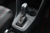 トランスミッションについては、新エンジンの搭載にともなって変速比を変更。また、2015年内にMT仕様が日本に導入される予定だ。
    