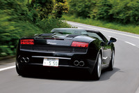 「ガヤルドLP550-2 スパイダー」が0-100km/h加速に要する時間は4.2秒。最高速度は319km/hと公称される。