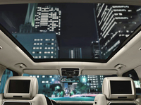 固定式のパノラミックルーフ。日光をさえぎるパワーブラインドも備わる。
    