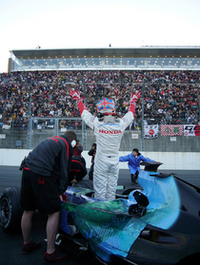 デモランを終えたバトンが、グランドスタンドを埋めたファンの声援に応える。