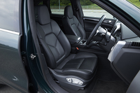 テスト車の前席には、オプションのシートヒーターとベンチレーション機能が備わっていた。
    