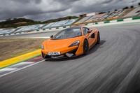 ポルトガル・アルガルベサーキットを走る「マクラーレン570S」。表紙は「マクラーレン540C」。