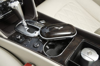 写真のメガネケースは7万5300円のオプション。その質感はもちろん、センターコンソールから取り外して、そのまま持ち歩けるのもウリである。