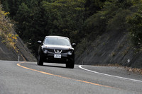 峠道をゆく「ジューク」。特徴的なマスクは夜間走行を行うラリーカーをイメージしたというもので、大きな丸目がメインランプ、ボンネットを囲む細い眼がポジションランプとウィンカーの役割を担う。