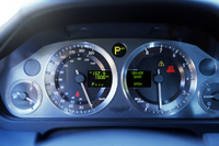 ギアの切り替えを電子的にコントロールする「シフト・バイ・ワイヤ」の採用は、ボタンによるポジション選択方式を容易にした。また、エンジンとリアデフ直前に置かれたギアボックスをつなぐセンタートンネルにシフターを通す穴を開ける必要がなくなったため、室内の静粛化に一役買っている。写真をクリックするとメータのアップが見られます。