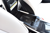 運転席・助手席間のアームレスト内部には、「おくだけ充電」を装備。Qi（チー）規格対応の電子機器が、ワイヤレスで充電できる機能だ。
    