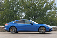 ボディーのスリーサイズは5049×1937×1427mm（ターボ）。旧型を比較して、全長は34mm、全幅は6mm拡張されている。