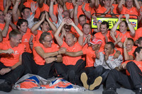 5位入賞で初タイトルを手中に収め、喜びにわくルイス・ハミルトンとマクラーレン・チーム。23歳のイギリス人は、フェルナンド・アロンソの記録を抜き最年少チャンピオンに。史上初の黒人系王者としても歴史に名を残すこととなった。マクラーレンにとっては1999年ミカ・ハッキネン以来12回目となる、久々のドライバーズタイトルを獲得。（写真＝Mercedes Benz）