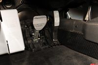 アクセルとブレーキのペダルは支点を下に持つオルガン式。レーシーな雰囲気を醸し出す。