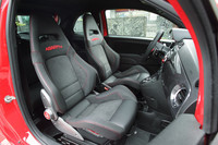 シートは専用のバケットタイプ「アバルトコルサbyサベルト」となる。このシート、ホールド性が高められているだけでなく、標準のものより10kgほど軽量化されているという。