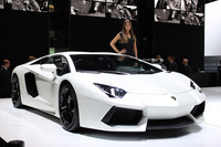 「レヴェントン」に通じる、エッジの利いたスタイリング。どこから見てもランボルギーニそのもの。