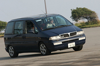 3列シートにフル乗車の「ゼータ」を“攻める”ビアシオン。