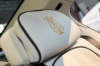 ヘッドレストにも。