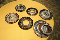 トルクコンバーターを分解したところ。写真奥の3点が従来型5段ATのもので、手前3点が「SKYACTIV」のもの。右下に見えるのが「多板式ロックアップクラッチ」だ。