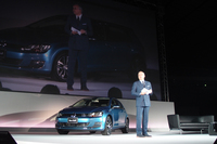 新型「ゴルフ」発表会でのひとこま。そのデザインを統括したデ・シルヴァ氏自ら、エクステリアの見どころを解説した。
    
