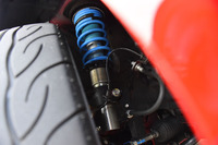 ビルシュタイン製の車高調節式サスペンション。強度上の剛性アップも図られている。