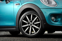 これまでのモデルと同じく、豊富にそろえられたデザインのバリエーションも新型「MINIコンバーチブル」の魅力。ホイールだけでも9種類が用意される。