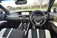 メーターフードやインストゥルメントパネル上部、センターコンソールなどの表皮にアルカンターラを採用し、プレミアムスポーツとしての質感を表現している。