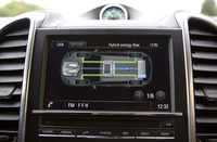 ハイブリッドシステムのエネルギーフローは、インストゥルメントパネル中央の液晶画面で確認できる。
    