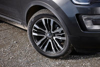 エクステリアについては、切削加工の20インチアルミホイールや、専用デュアルエキゾーストパイプ、スキッドプレート、LEDフロントフォグランプなどで他グレードとの差別化が図られている。