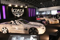 もはやおなじみの感のある「D.A.D」の「メルセデス・ベンツSL」。スワロフスキークリスタルが全身に施されたその姿は、初めて見たときは相当な衝撃だったのだが……。
    