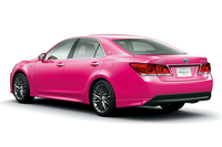 トヨタがピンクの「クラウン」を期間限定で販売の画像