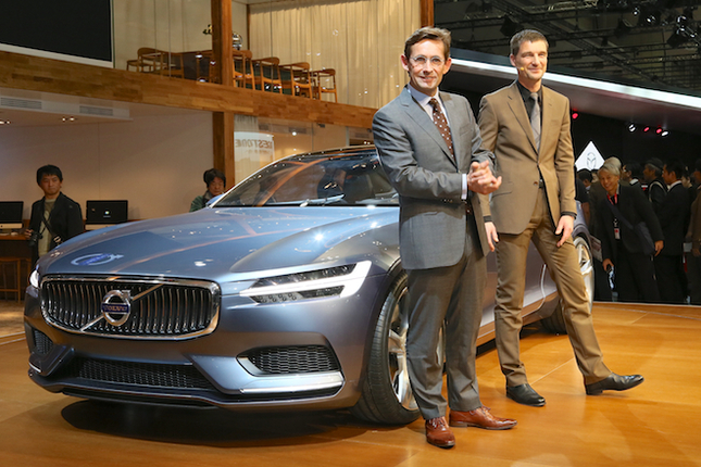 ボルボの製品戦略と車種モデル管理を担当するレックス・カーセマケルス上級副社長（手前）と、「ボルボ・コンセプト クーペ」のデザインを担当した、トーマス・インゲンラート上級副社長（奥）。