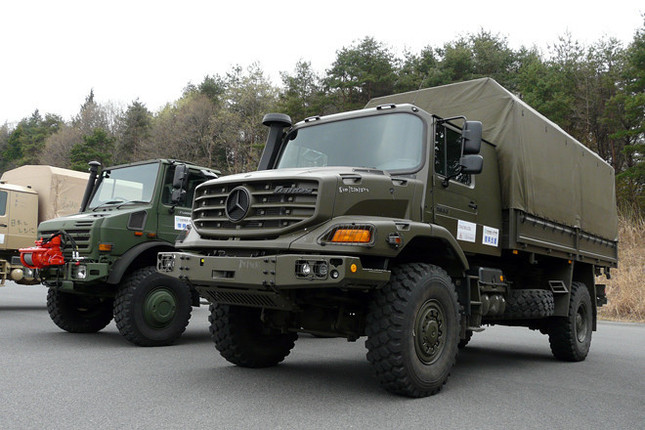 メルセデス・ベンツの「ゼトロス」（写真右）と「ウニモグ」（写真左）。